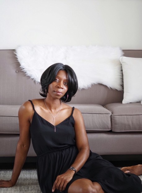 Blackwoman_stylish_athome_